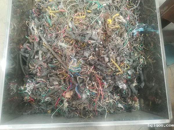 小型撕碎机加工废电缆效果