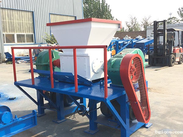 小型旧轮胎破碎设备撕碎机