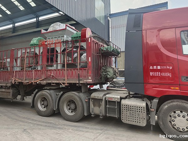 1000型双轴撕碎机带分选装置发往内蒙古