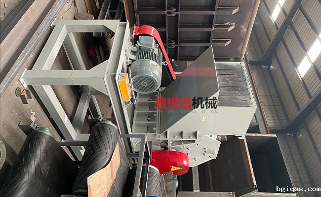 800小型易拉罐粉碎机发往湖南
