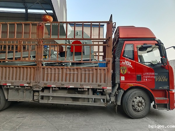 800型轻薄料破碎机发往云南