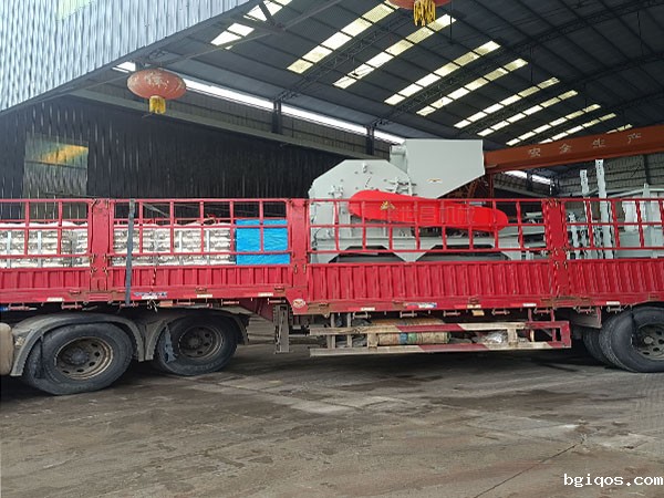 1000型粉碎机发往湖南