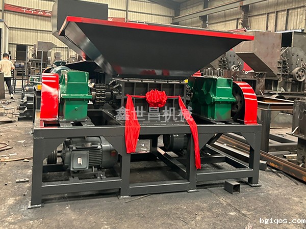 800撕碎机+800破碎机发往海南