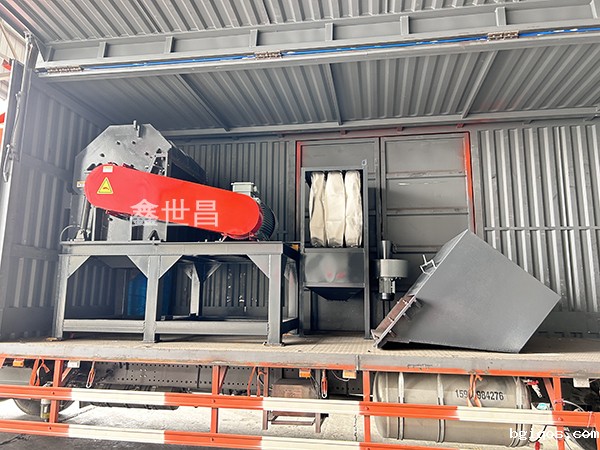 1000型破碎机发往江西